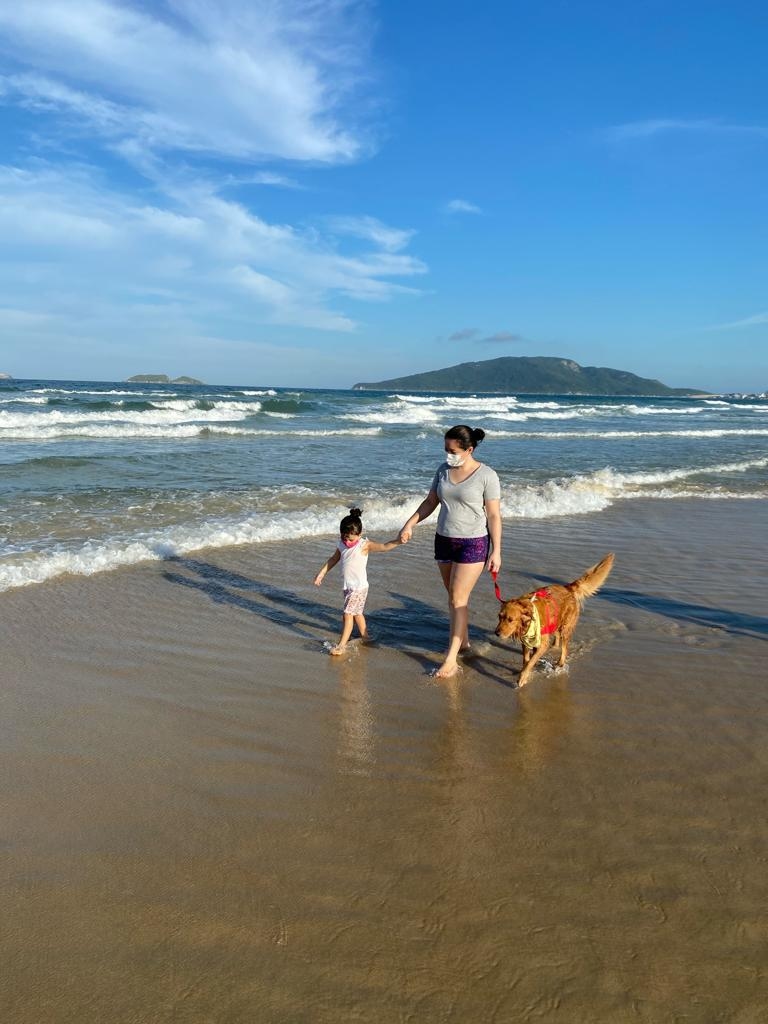 Silvia com dois cachorros